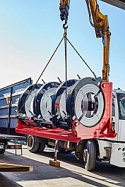 Погрузка гидравлического стыкового сварочного аппарата для полиэтиленовых труб Gas Fusion Red-1600 Погрузка гидравлического стыкового сварочного аппарата для полиэтиленовых труб Gas Fusion Red-1600